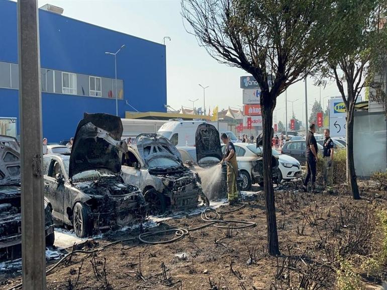 AVM’nin otoparkında çıkan yangında 8 araç zarar gördü