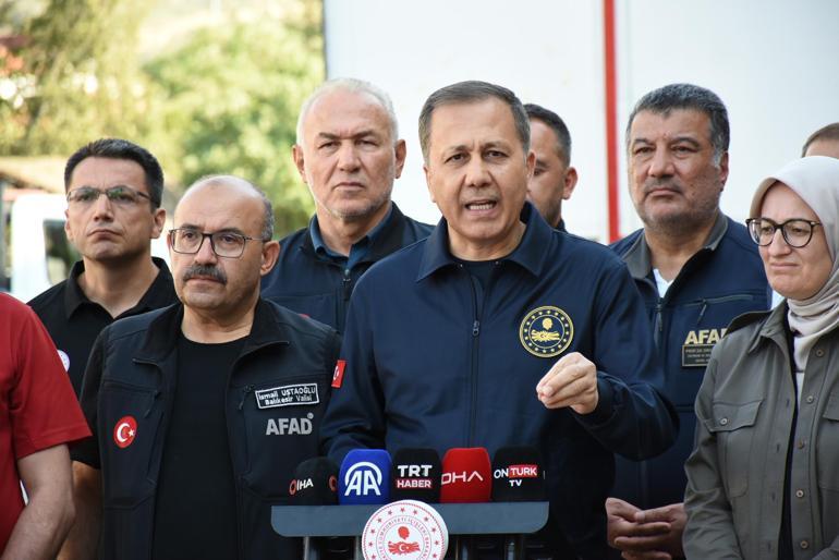 Bakan Yerlikaya, depremin vurduğu Balıkesirde