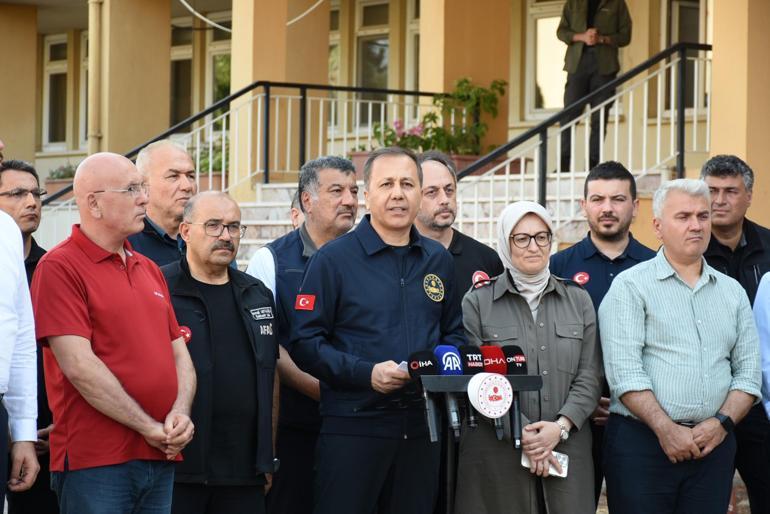 Bakan Yerlikaya, depremin vurduğu Balıkesirde