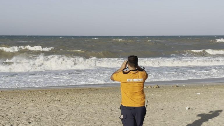 Arnavutköyde yasağa rağmen denize giren kişi kayboldu