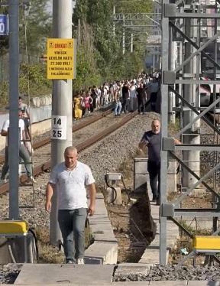 Marmaray hattına ağaç devrildi, yolcular demir yolunda yürüdü
