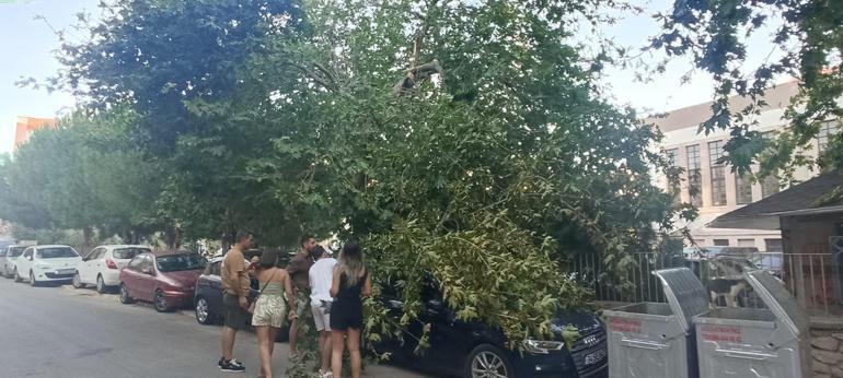 Balıkesirde kuvvetli rüzgar, 4 tonluk su deposunu caddeye uçurdu