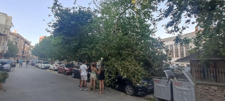 Balıkesirde kuvvetli rüzgar, 4 tonluk su deposunu caddeye uçurdu