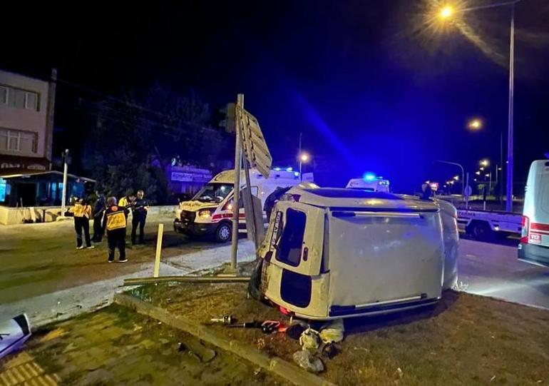 Hafif ticari araç ile ambulans çarpıştı; 5 yaralı