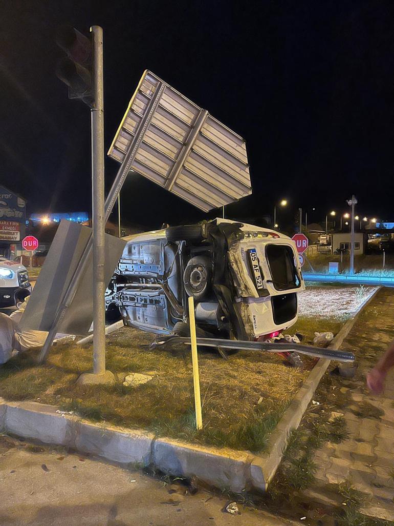 Hafif ticari araç ile ambulans çarpıştı; 5 yaralı