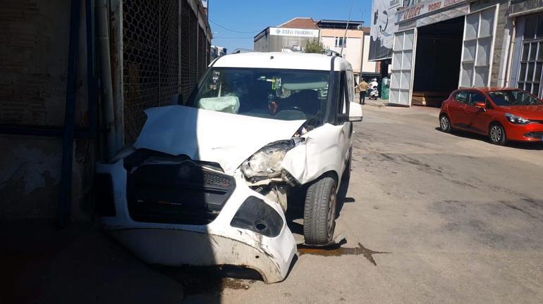 Hafif ticari araçla çarpışan otomobilin sürücüsü yaralandı; kaza kamerada