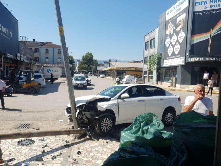 Hafif ticari araçla çarpışan otomobilin sürücüsü yaralandı; kaza kamerada