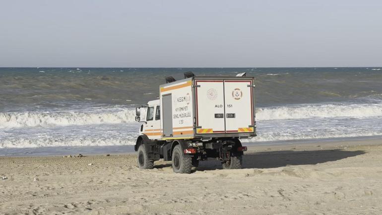 Arnavutköyde yasağa rağmen denize giren kişi kayboldu