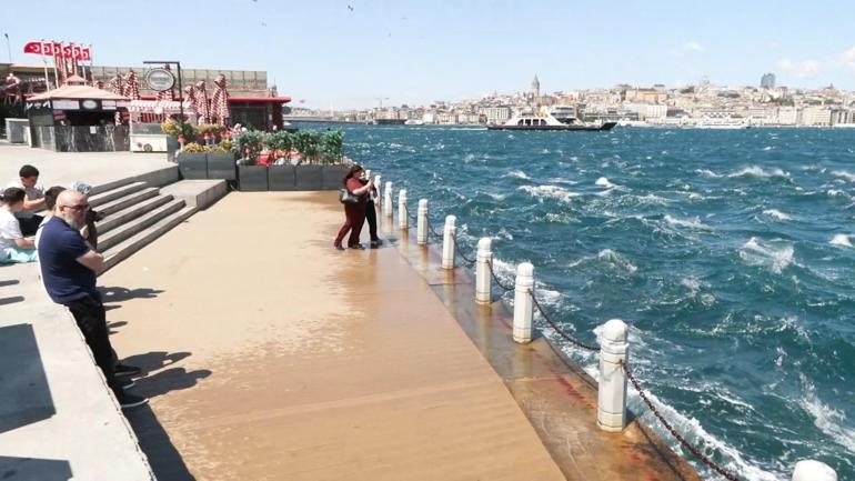 İstanbulda şiddetli rüzgar etkili oluyor; Gülhane Parkı kapatıldı