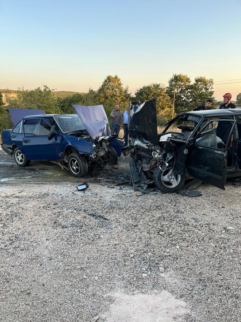 Bursada iki otomobil kafa kafaya çarpıştı: 1 ölü, 3 yaralı