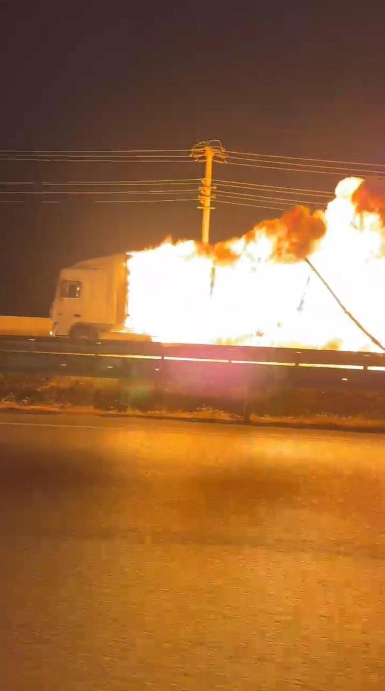 Samsun’da seyir halindeki TIR’da çıkıp, ağaçlara sıçrayan yangın kontrol altında