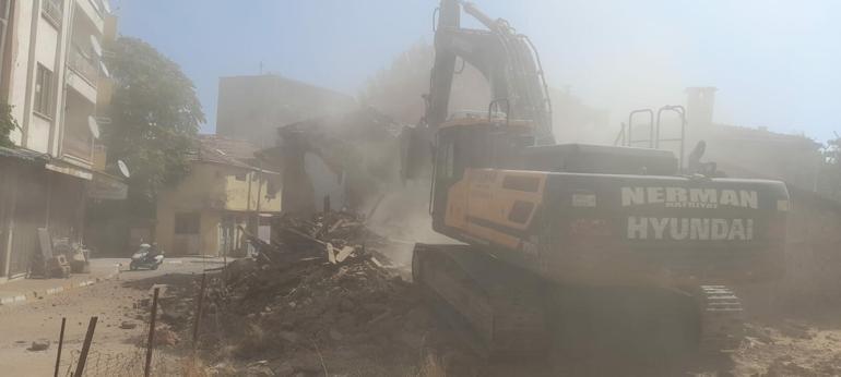 Sındırgı’da hasarlı binaların yıkımı sürüyor