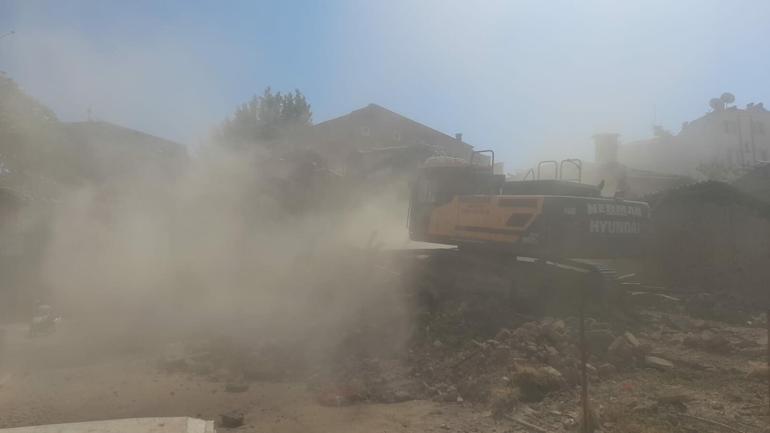 Sındırgı’da hasarlı binaların yıkımı sürüyor