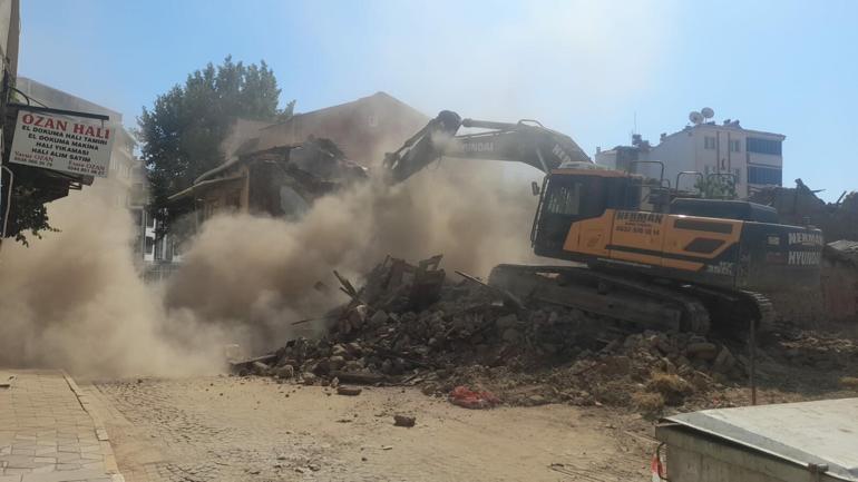 Sındırgı’da hasarlı binaların yıkımı sürüyor