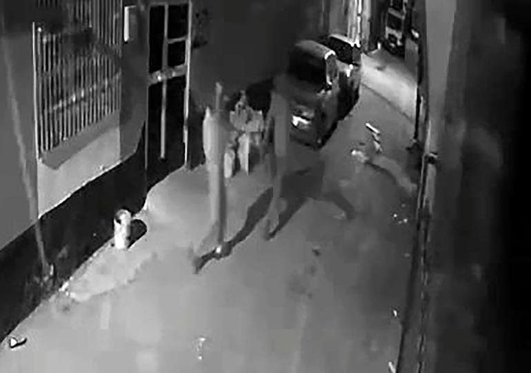 Husumetli olduğu akrabasının evine ateş açıp, o anları kayda aldı