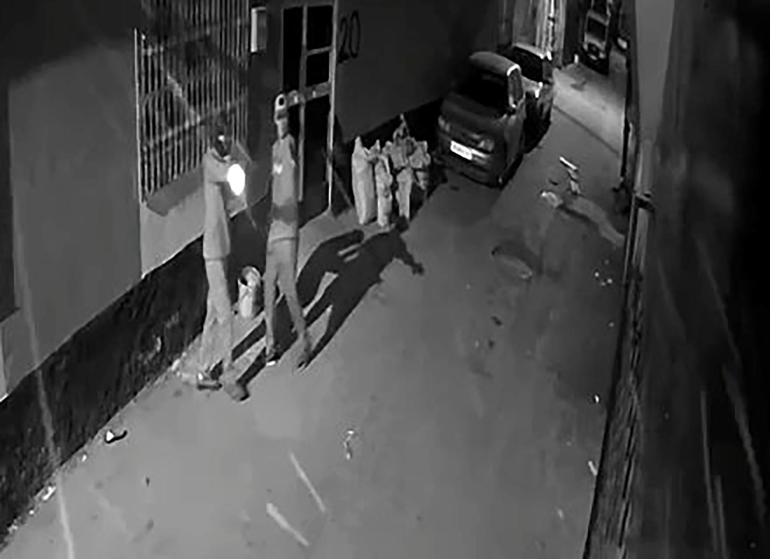 Husumetli olduğu akrabasının evine ateş açıp, o anları kayda aldı