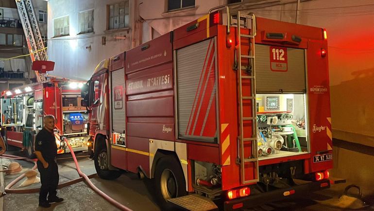 Kağıthane’de iş merkezinin çatısında yangın