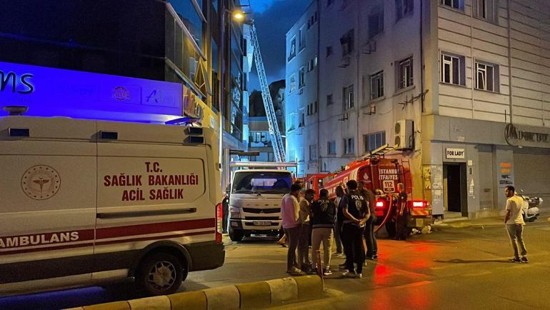 Kağıthane’de iş merkezinin çatısında yangın