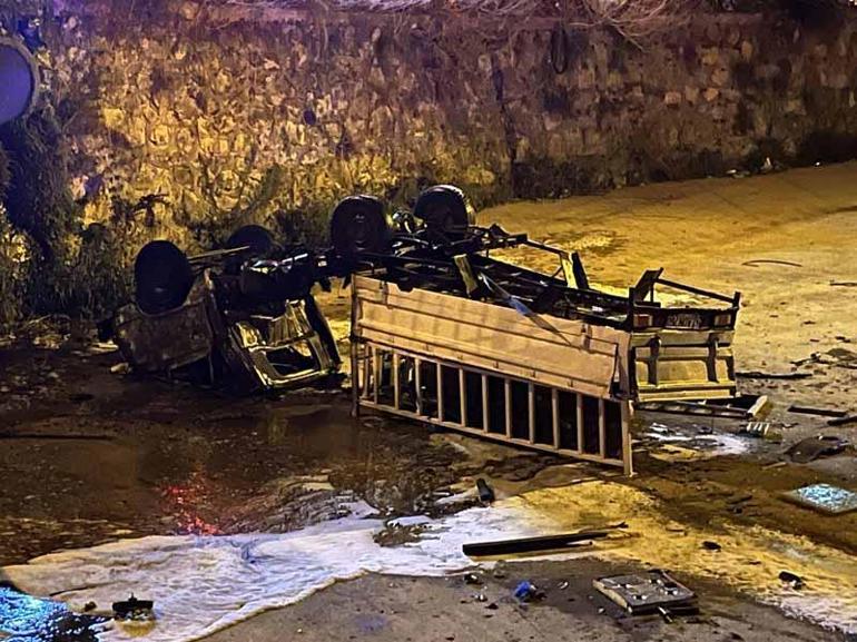 Park halindeyken hareket edip, dereye düşen kamyonet alev aldı