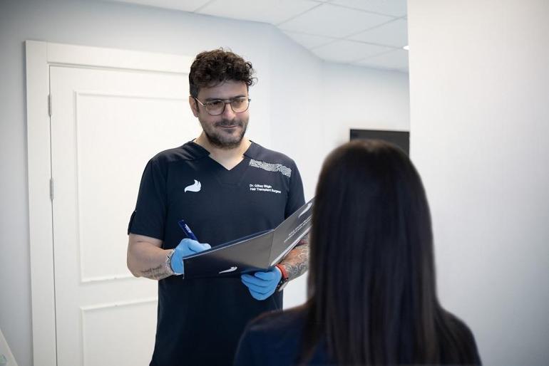 ‘Kadınlarda saç dökülmesi genetikle sınırlı değil; stres, beslenme ve hormonal dengesizlikler de büyük rol oynuyor’