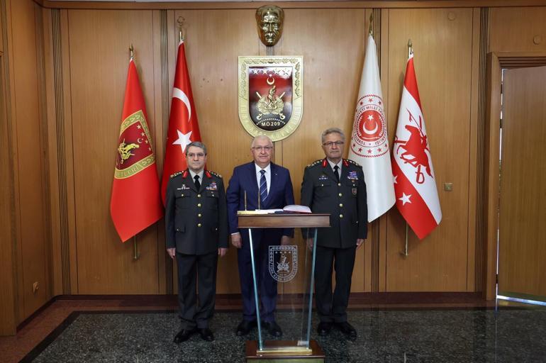 Kara Kuvvetleri Komutanlığında devir teslim töreni