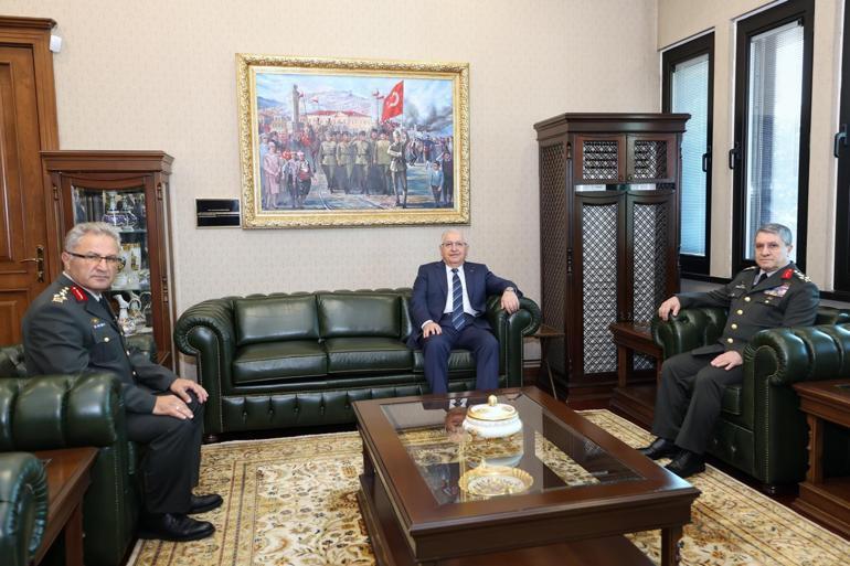 Kara Kuvvetleri Komutanlığında devir teslim töreni