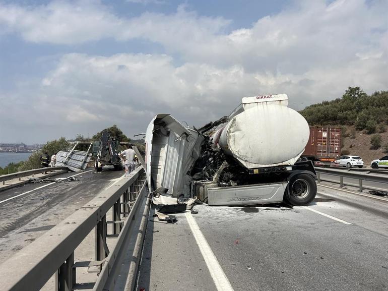 Tanker önce yön levhasına ardından bariyere çarptı; ulaşım aksadı