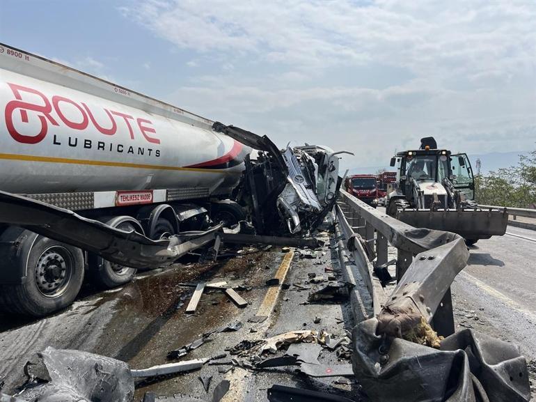 Tanker önce yön levhasına ardından bariyere çarptı; ulaşım aksadı