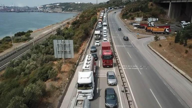 Tanker önce yön levhasına ardından bariyere çarptı; ulaşım aksadı