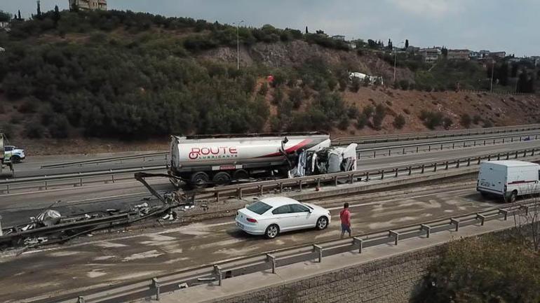 Tanker önce yön levhasına ardından bariyere çarptı; ulaşım aksadı