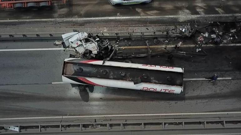 Tanker önce yön levhasına ardından bariyere çarptı; ulaşım aksadı