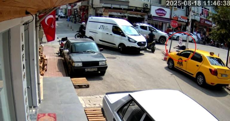 Yolun karşısına geçmeye çalışan yayaya kamyonet çarptı; kaza kamerada