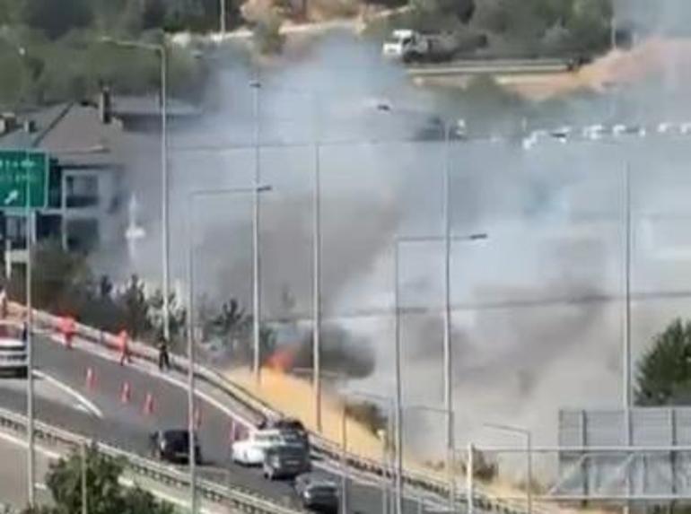 Otoyol kenarındaki ot yangını büyümeden söndürüldü