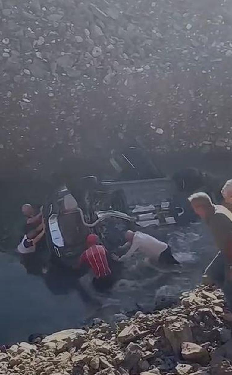 Otomobil Peri Çayı’na düştü, anne ve kızı yaralandı