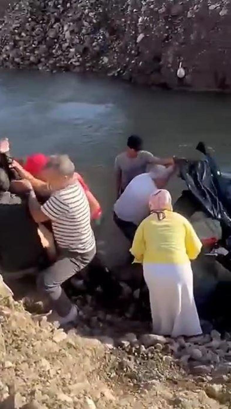 Otomobil Peri Çayı’na düştü, anne ve kızı yaralandı