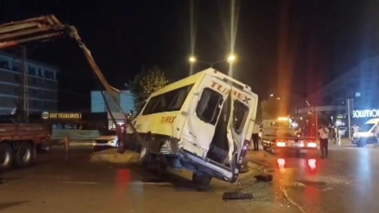 Sultanbeylide otomobil ile minibüs çarpıştı: 10 yaralı