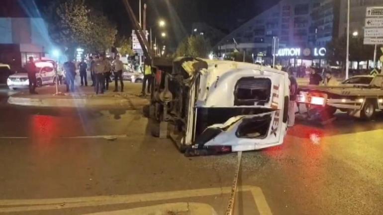 Sultanbeylide otomobil ile minibüs çarpıştı: 10 yaralı