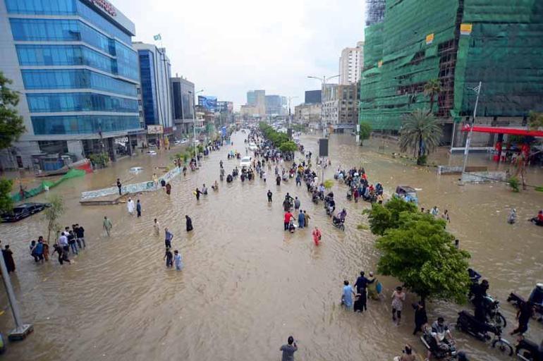 Pakistan’da muson yağmurları nedeniyle hayatını kaybedenlerin sayısı 746’ya yükseldi