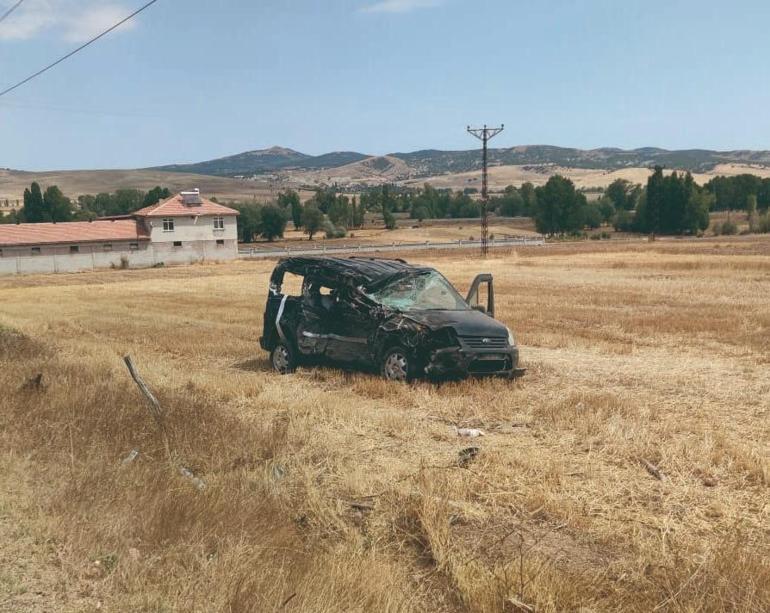 Hafif ticari araç, yol silindirine çarptı: 1 ölü, 1 ağır yaralı