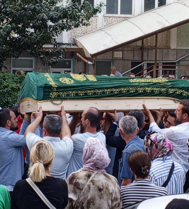 Kreşteki havuzda boğulma tehlikesi geçirip hastanede ölen Berra toprağa verildi