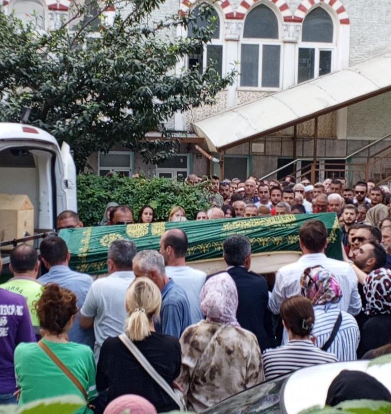 Kreşteki havuzda boğulma tehlikesi geçirip hastanede ölen Berra toprağa verildi