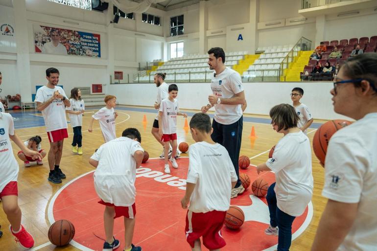 Anadolu Efes Spor Kulübünün One Team projesine 15 özel sporcu katıldı