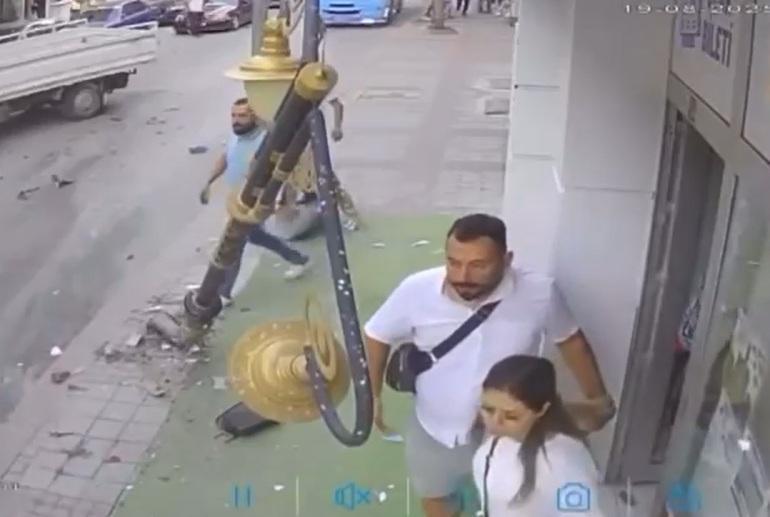 Ehliyetsiz ve alkollü sürücünün otomobili kaldırıma çıktı, yayalar son anda kurtuldu