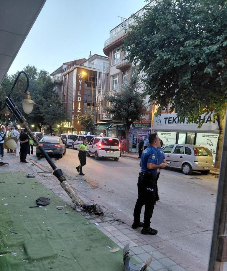 Ehliyetsiz ve alkollü sürücünün otomobili kaldırıma çıktı, yayalar son anda kurtuldu