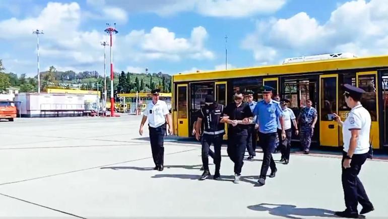 Kırmızı bültenle aranan 3 suçlu Rusyadan Türkiyeye getirildi
