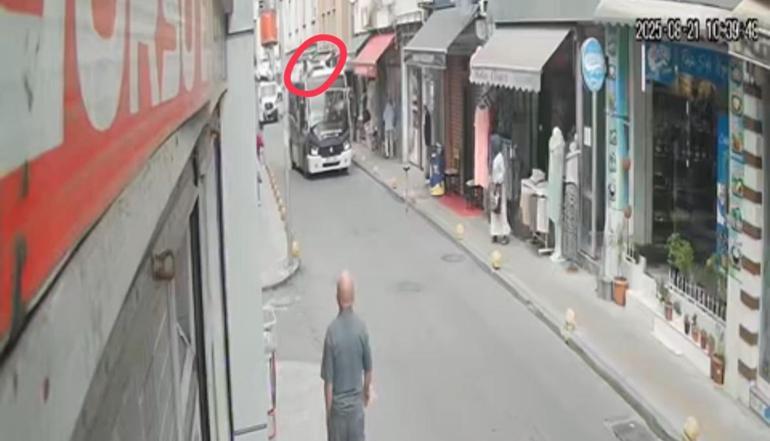 Onarım yaparken arıza aracının sepetine çarpan dolmuşun üzerine düştü