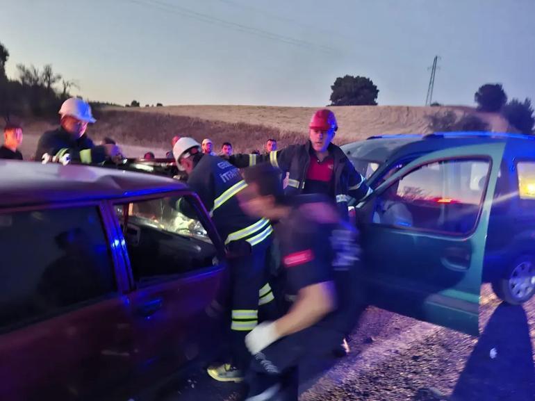 Otomobille çarpışan hafif ticari aracın sürücüsü ile eşi öldü