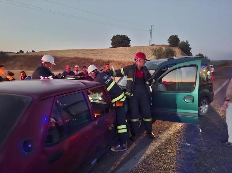 Otomobille çarpışan hafif ticari aracın sürücüsü ile eşi öldü