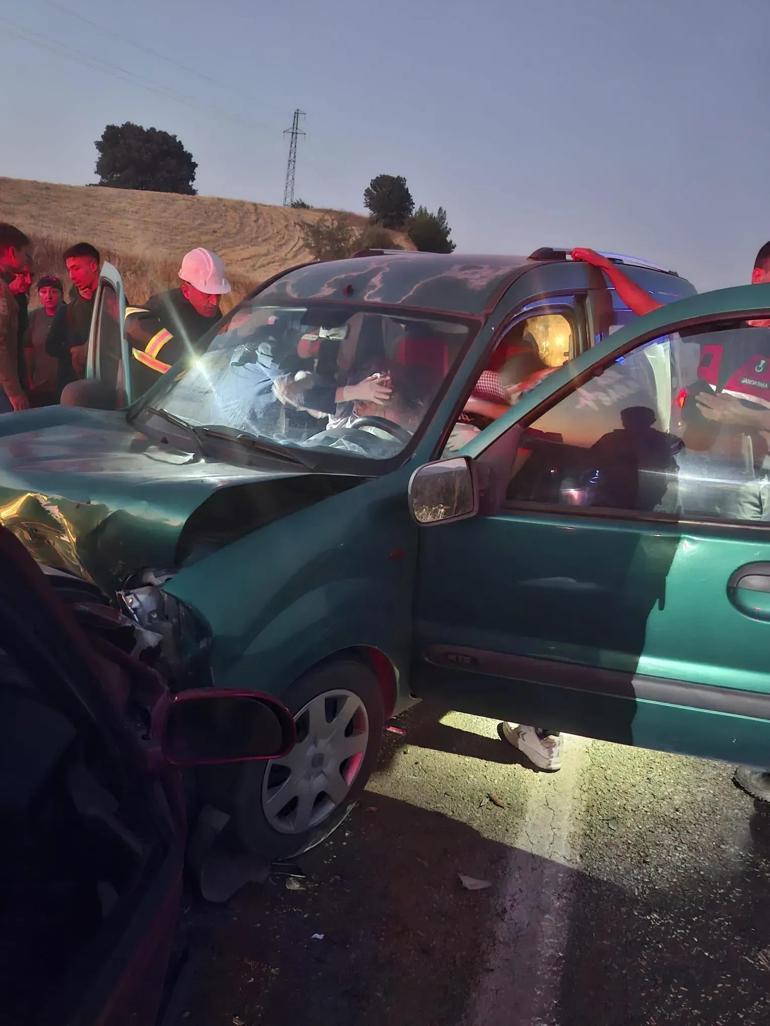 Otomobille çarpışan hafif ticari aracın sürücüsü ile eşi öldü