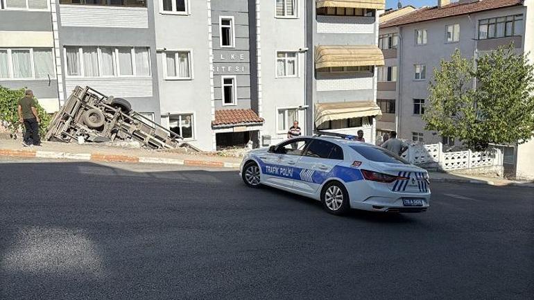 Karabük’te freni boşalan kamyonet apartmanın bahçesine düştü